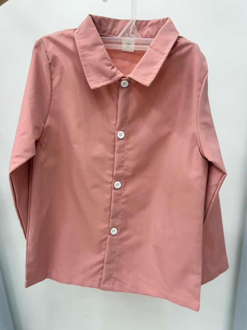 Conjunto de Camisa color salmón con pantalón negro y tirantes - CE-47 - Imagen 2