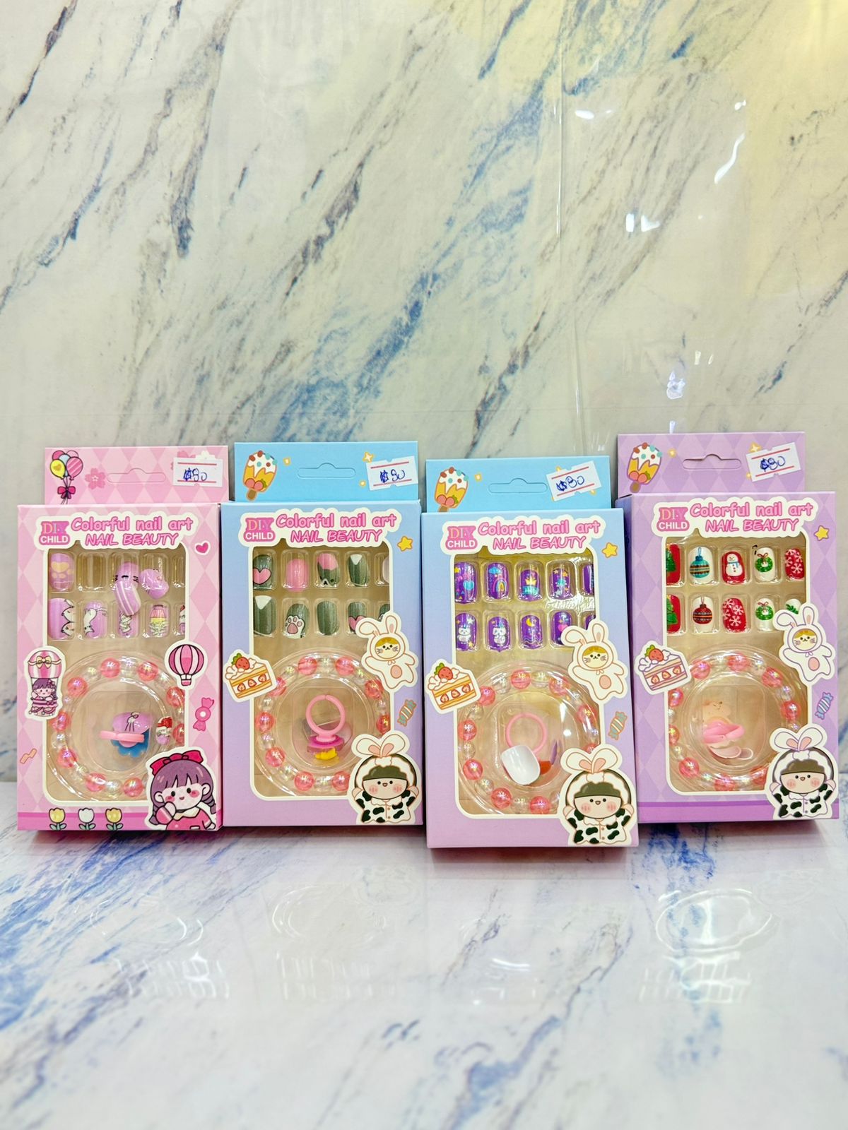 Uñas press on para niña con pulsera.